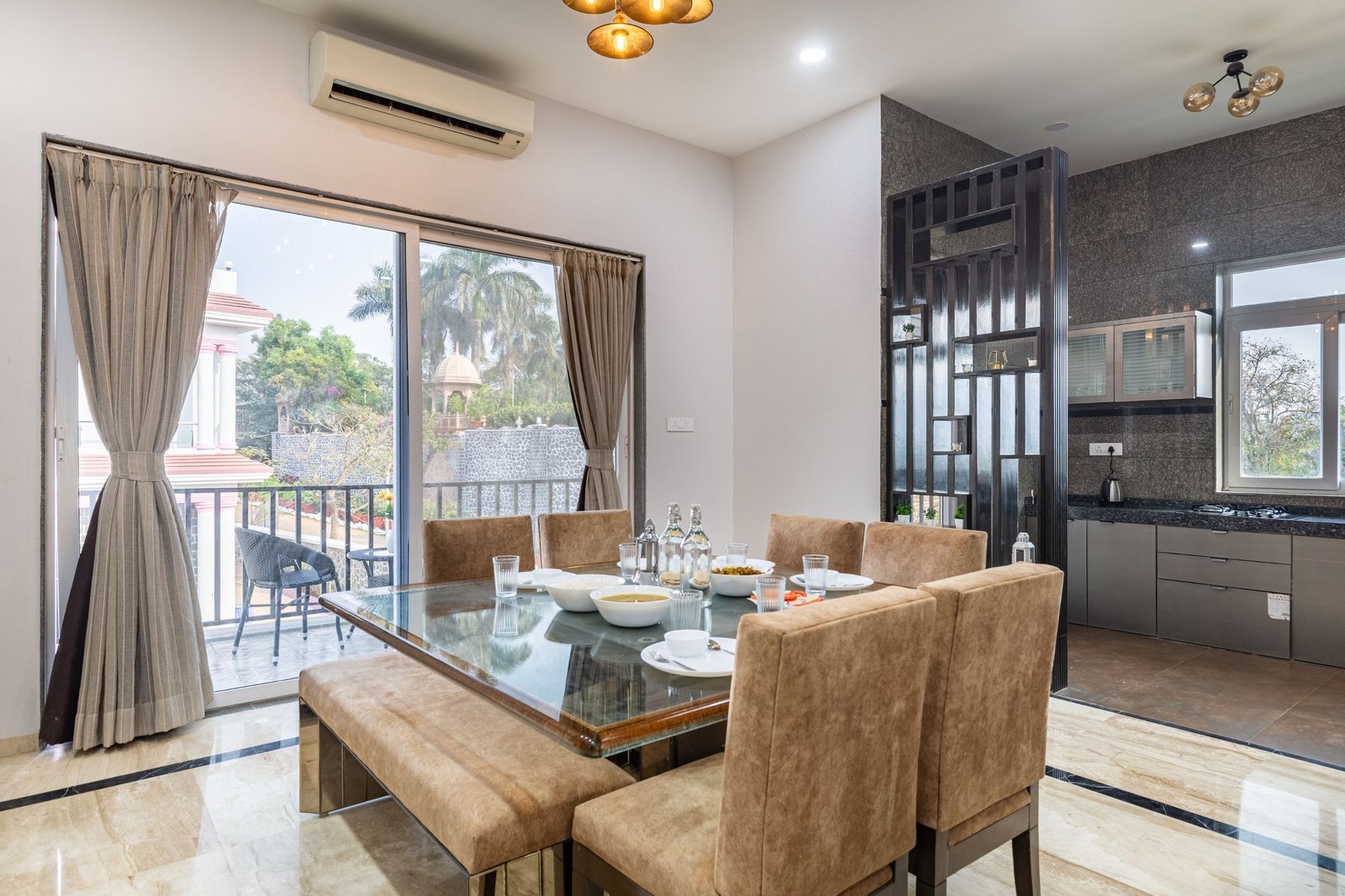 Emerald 30 — Dining area