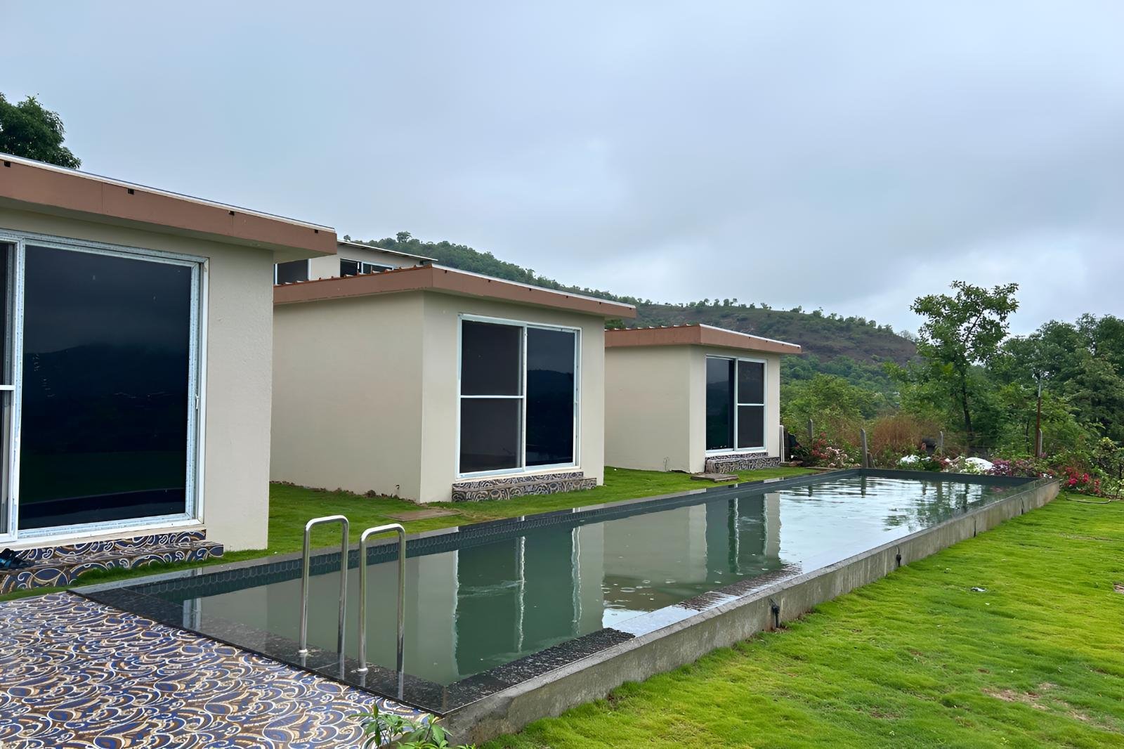 Skyhold Premium Suites — Pool